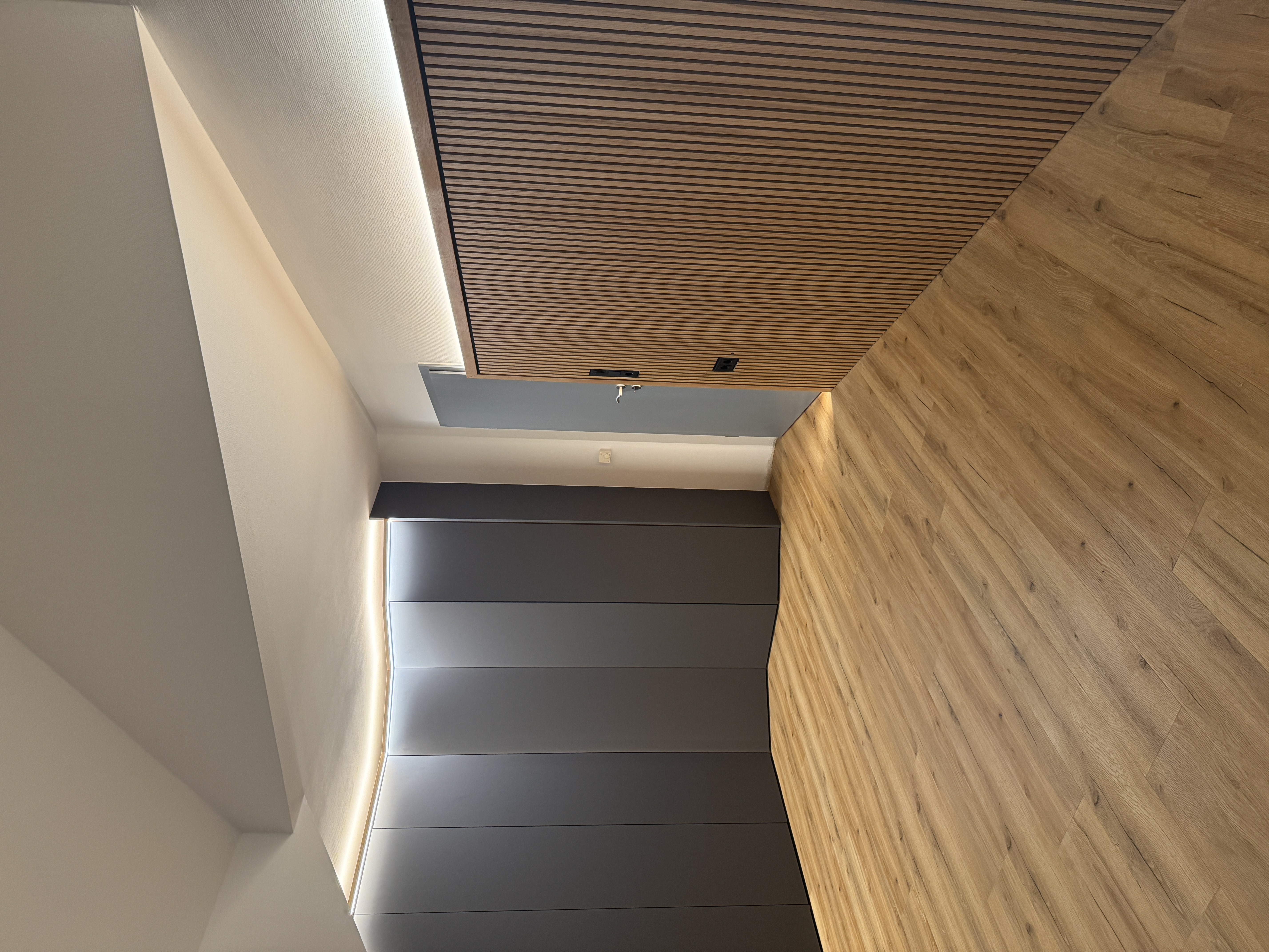 Einbauschrank mit passendem Kopfteil
