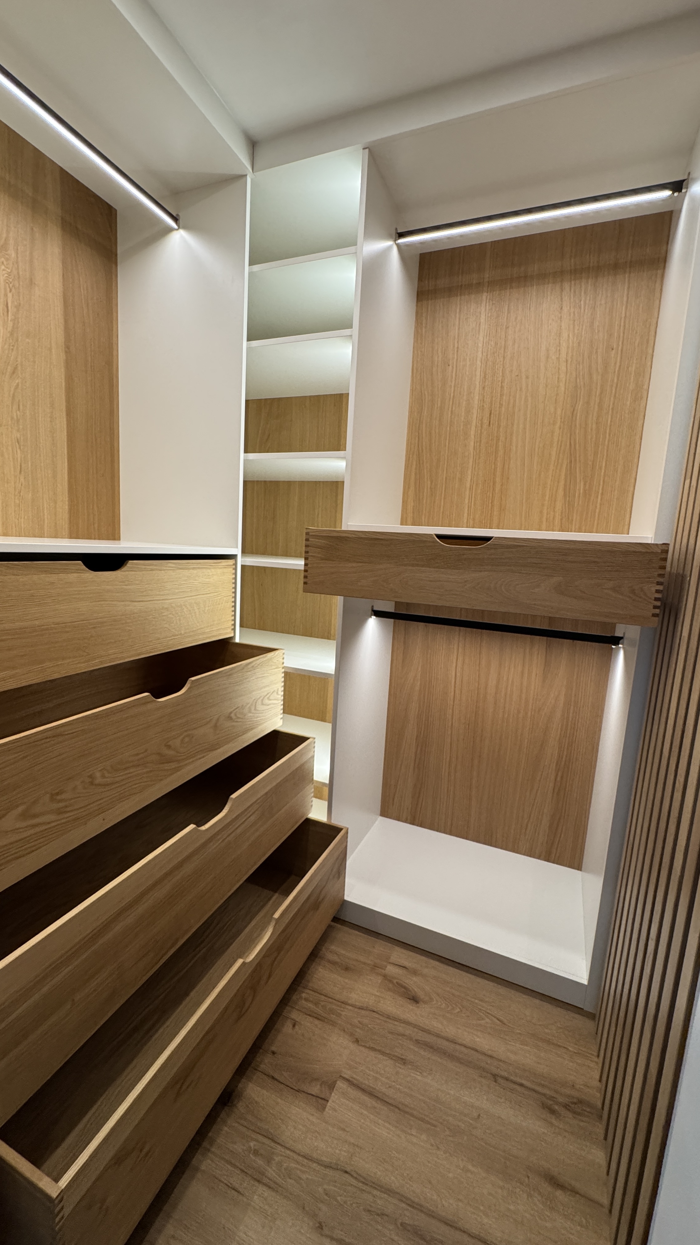 Begehbarer Kleiderschrank mit viel Stauraum